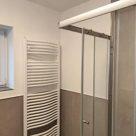 Voll-ausgestatte Mit Balkon Lägenhet *