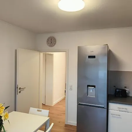 Voll-ausgestatte Mit Balkon *