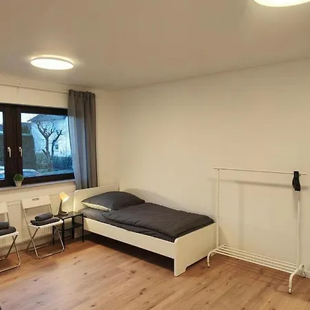 Voll-ausgestatte Mit Balkon Lägenhet *